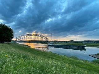 Mooie wolken tijdens de zonsondergang 