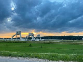 Mooie wolken tijdens de zonsondergang 