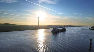 Zonopkomst boven Noordzeekanaal vanmorgen vroeg 