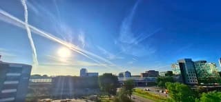 Vliegtuigstrepen in Amsterdam Sloterdijk 