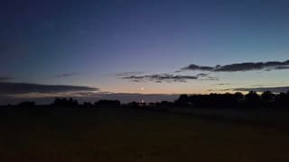 Lichtende nachtwolken, maan en venus