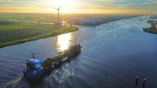 Zonopkomst boven Noordzeekanaal vanmorgen vroeg bij Amsterdam 