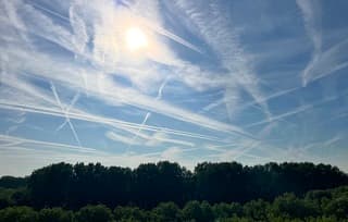 Een wirwar van vliegtuigstrepen én de zon er bij.,