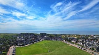 Lichte bewolking boven zee bij wijk aan zee