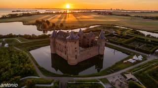 Prachtige zonsopkomst achter het welbekende Muiderslot. 