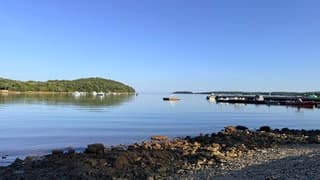 Rimpelige zee, wachtend op weer een warme dag