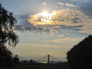 Zon achter wolken