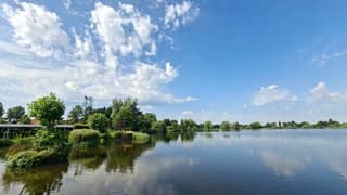 Stapelwolken vormden zicht vanochtend hier bij de lichtmis langs de A28