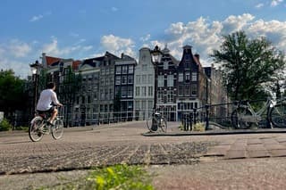 Vóór 9 uur vanmorgen was het al volop zomer op de grachten maar nog lekker rustig
