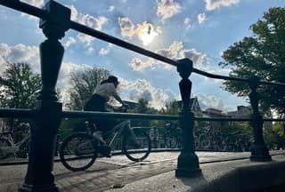 Witte plukjes wolk en veel blauw, zonder wind en lekker warm