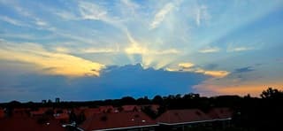 Prachtige wolken met zonnestralen