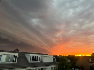 Shelfcloud met zonsondergang