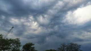 Donkere wolken boven Beverwijk vanavond 