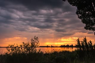 dreigende lucht bij zonsondergang