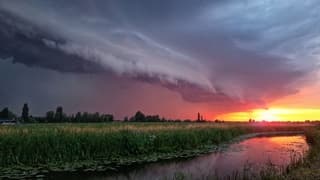 Genieten....zonsondergang net voor een fikse regen/onweersbui