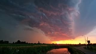 Genieten....zonsondergang net voor een fikse regen/onweersbui