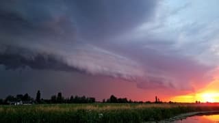 Dreigende lucht tijdens zonsondergang 