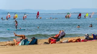 Zonnig en snikheet, verkoeling aan strand en zee