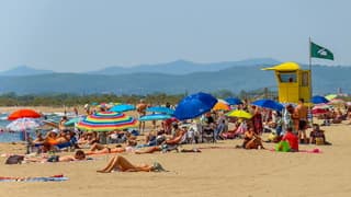 Zonnig en snikheet, verkoeling aan strand en zee