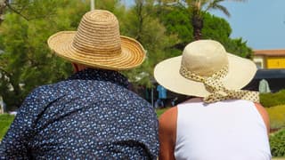 Zonnig en snikheet, zonnehoed tegen felle zon