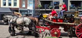 Paard en wagen Brandweerauto in galop door de Breestraat 