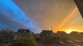 2 kleuren lucht. Naderende regen tijdens zonsondergang. 