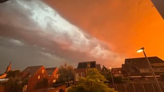 Donkere wolken tijdens zonsondergang 