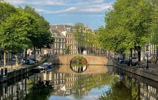 De grachten liggen er weer als een spiegeltje bij