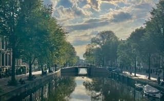 Zon en wolken rond 8 uur vanmorgen 