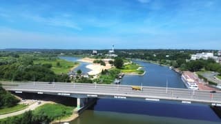 Bijna strakblauwe lucht boven de Nederrijn in Arnhem 