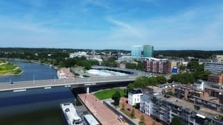 Bijna strakblauwe lucht boven de Nederrijn in Arnhem 