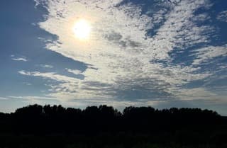 De wolken lossen op waar je bij staat