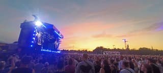 Mooi zonsondergang tijdens de foto Foo Fighters op Pinkpop 