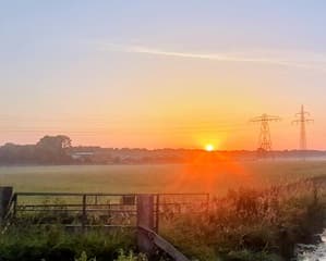 Zonsopkomst boven de landerijen 