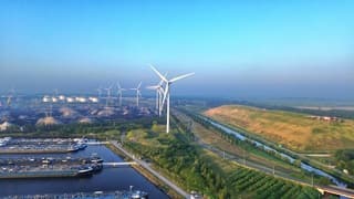 Windmolens in de ochtend zon 