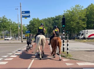 Politie in zomer uitrusting. 