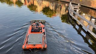 Schoonmaken van het wateroppervlak