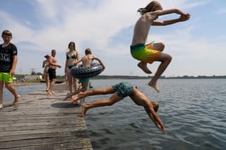 Sprong in het water tijdens code rood