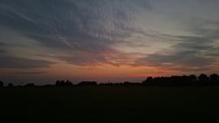 Blokkerige gekleurde wolken bij zonsondergang