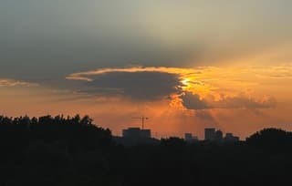 Een laatste restje van een bijna stil hangende bui vlak na zonsopgang 