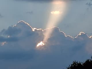 Licht vanachter de wolken