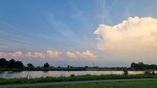 Gedonder op de achtergrond...
