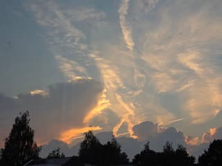 mooie wolkenluchten tijdens zonsondergang
