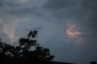 Ontlading in onweerwolk