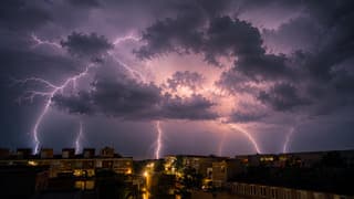 Zomeronweer met spectaculaire bliksem ( Zandvoort )