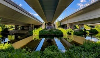 Onder een brug aan het water is het verrassend koel.