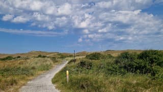 Wolken en zon boven de duinen op Texel 