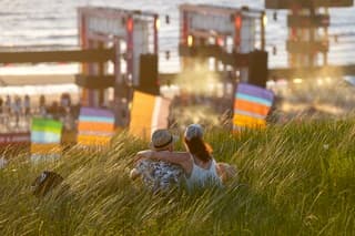 Heerlijk genieten bij ondergaande zon van een festival