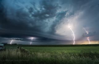 High based supercell met blikseminslagen 