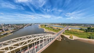 Zon bij de Waalbrug